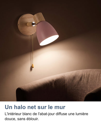 Applique murale rose allumée la nuit, halo de lumière sur le mur d'un coin fauteuil