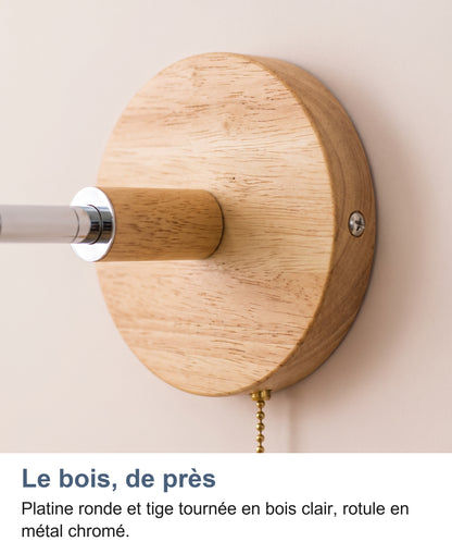 Gros plan sur la platine ronde en bois clair, la tige en bois et la bague chromée