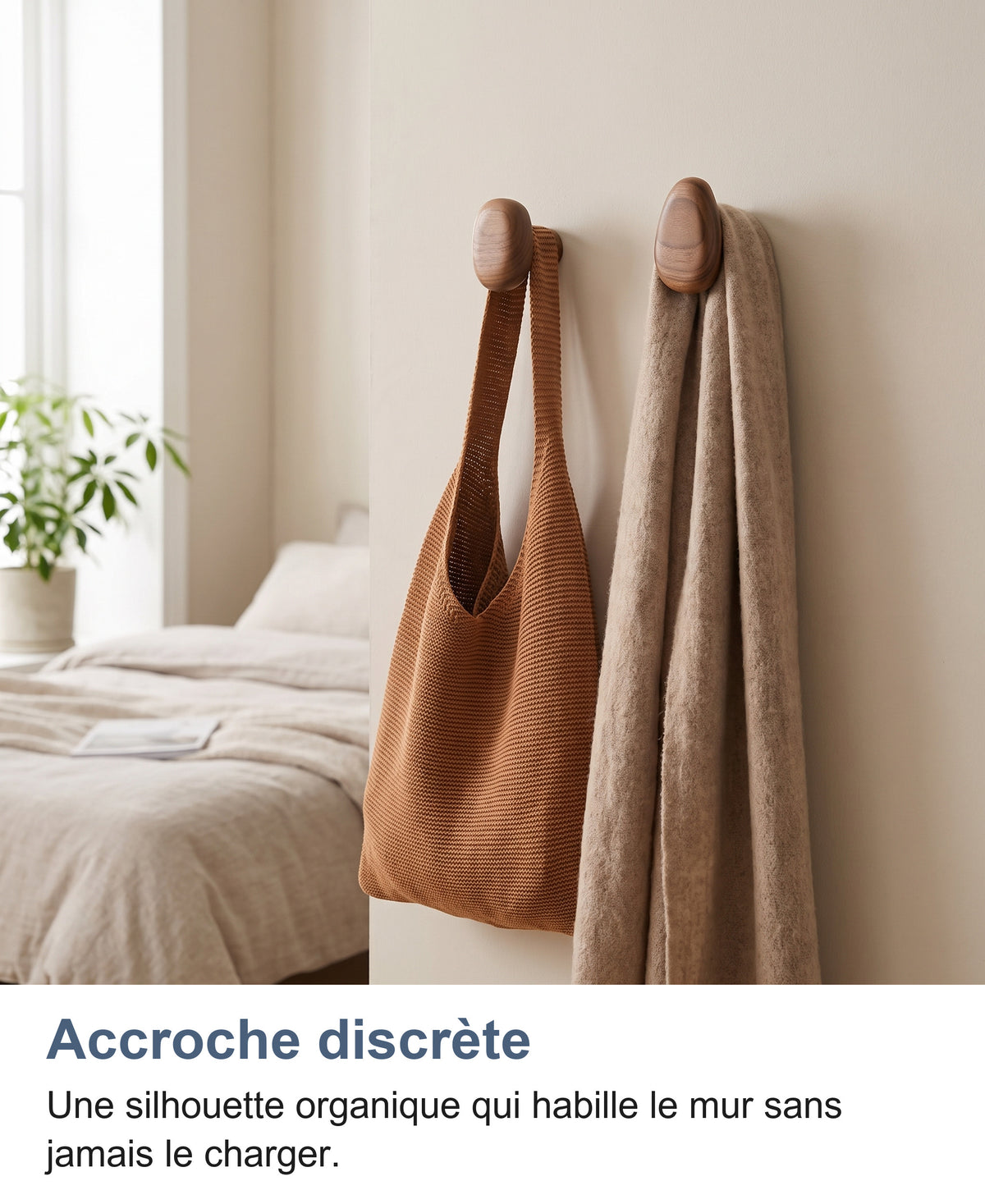 Patère murale en bois avec un sac en maille suspendu dans une chambre lumineuse