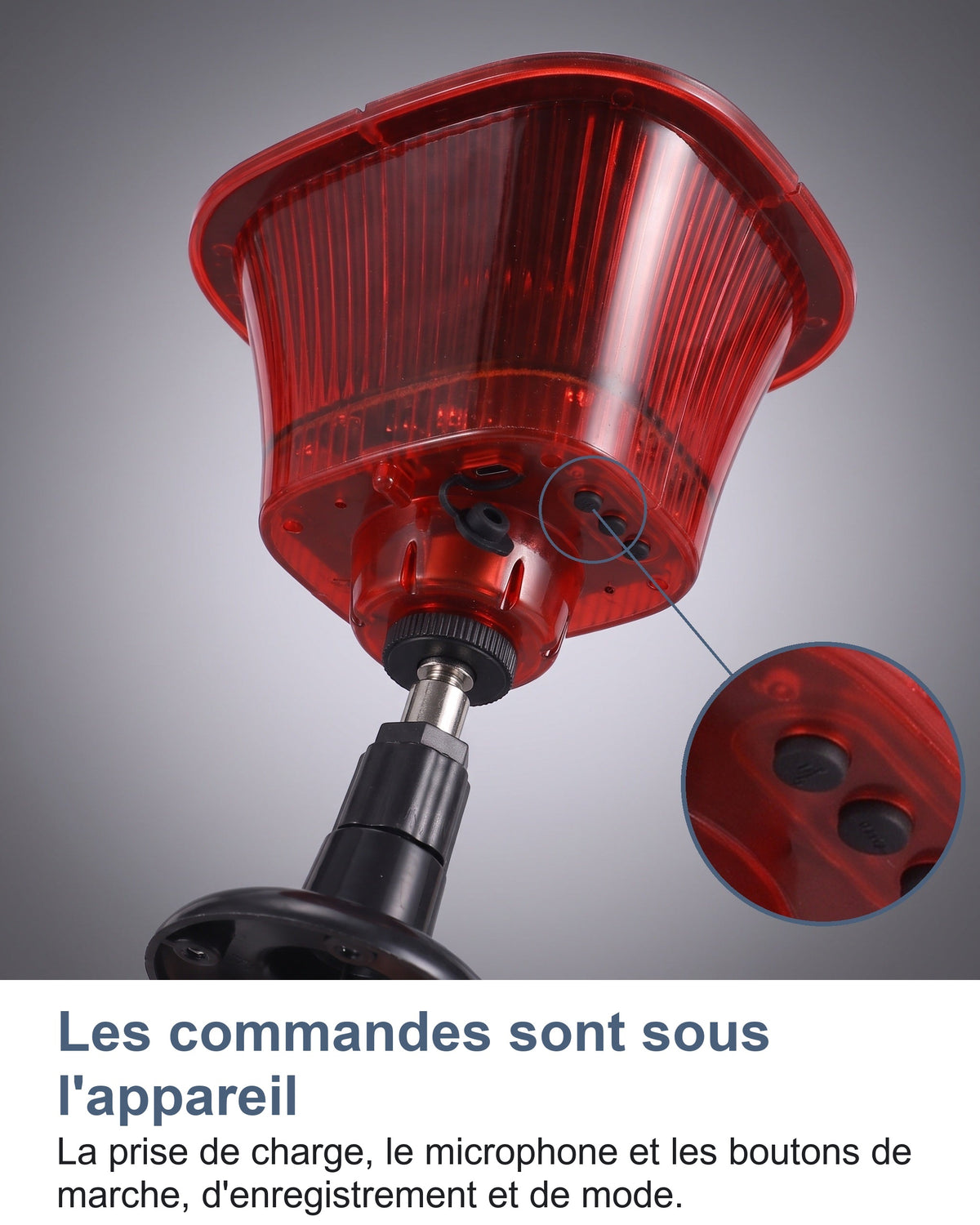Les commandes sont sous l'appareil La prise de charge, le microphone et les boutons de marche, d'enregistrement et de mode.