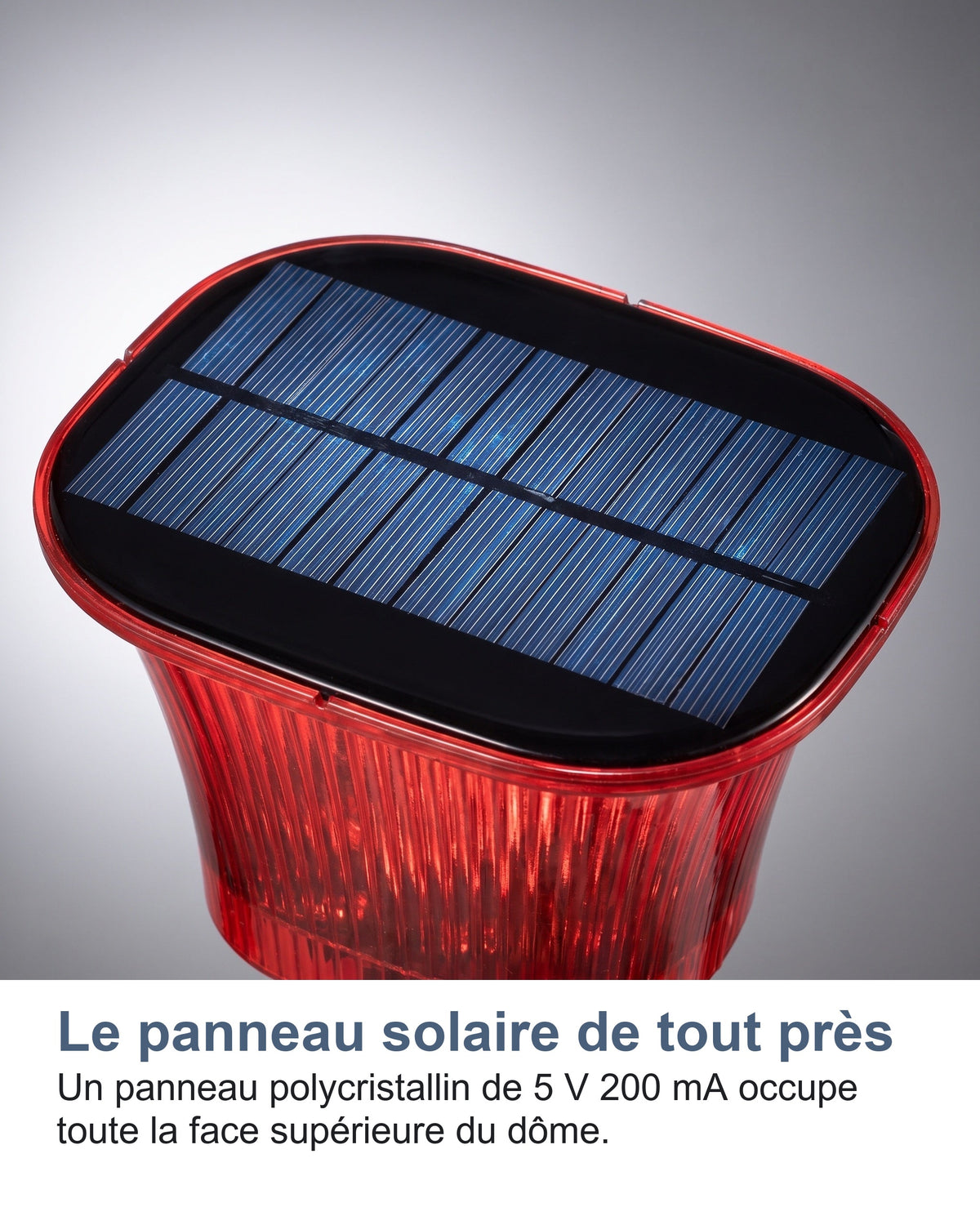 Le panneau solaire de tout près Un panneau polycristallin de 5 V 200 mA occupe toute la face supérieure du dôme.
