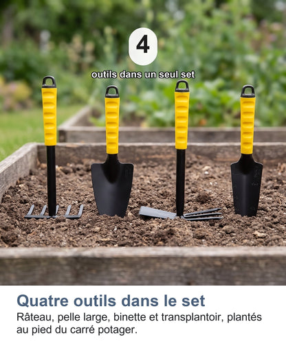 Quatre outils dans le set Râteau, pelle large, binette et transplantoir, plantés au pied du carré potager.