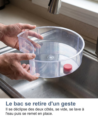 Le bac se retire d'un geste Il se déclipse des deux côtés, se vide, se lave à l'eau puis se remet en place.