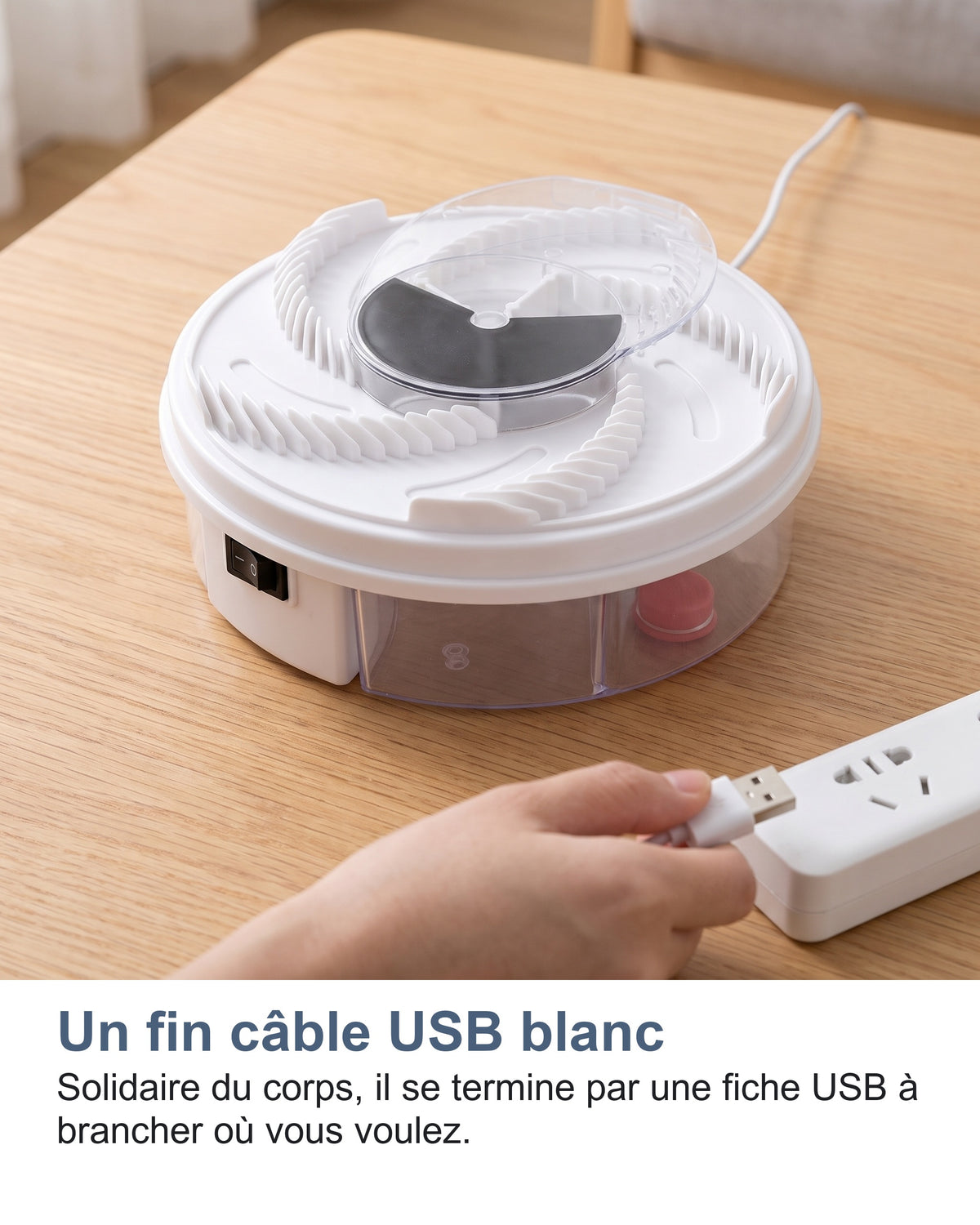 Un fin câble USB blanc Solidaire du corps, il se termine par une fiche USB à brancher où vous voulez.