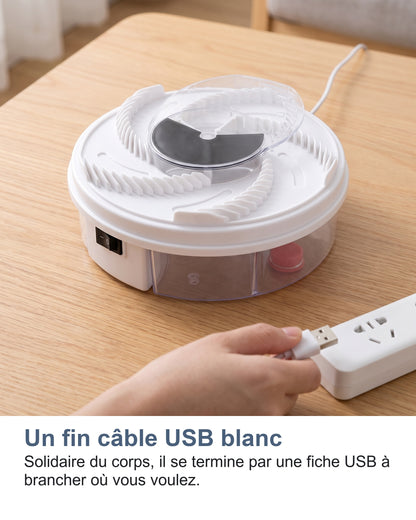 Un fin câble USB blanc Solidaire du corps, il se termine par une fiche USB à brancher où vous voulez.