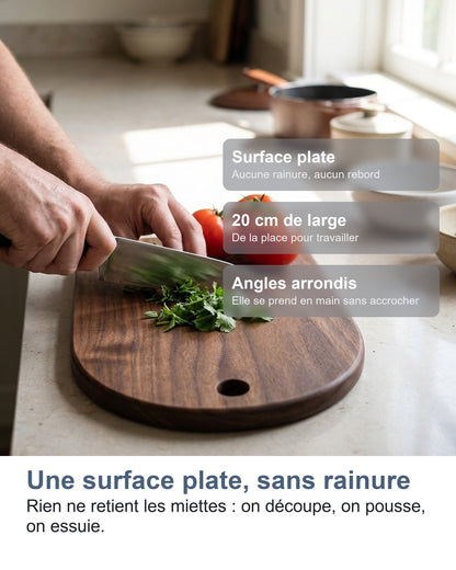 Une surface plate, sans rainure Rien ne retient les miettes : on découpe, on pousse, on essuie.