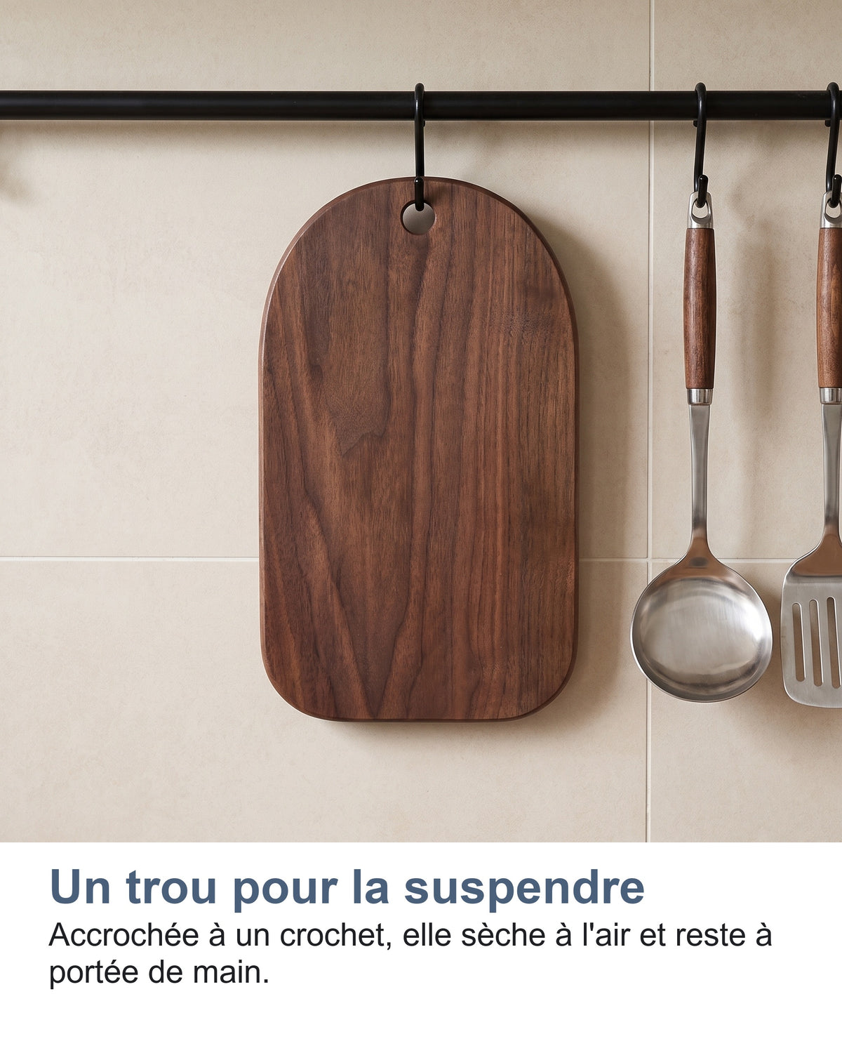 Un trou pour la suspendre Accrochée à un crochet, elle sèche à l'air et reste à portée de main.