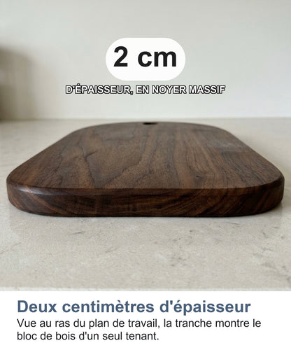 Deux centimètres d'épaisseur Vue au ras du plan de travail, la tranche montre le bloc de bois d'un seul tenant.