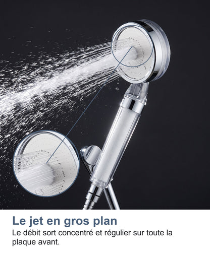 Jet d'eau puissant sortant du pommeau de douche filtrant