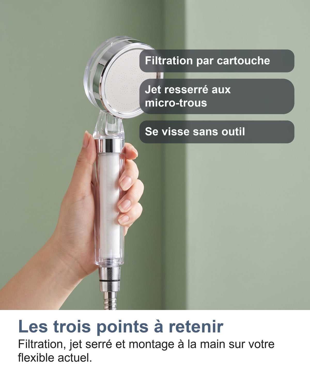 Le pommeau de douche filtrant tenu en main