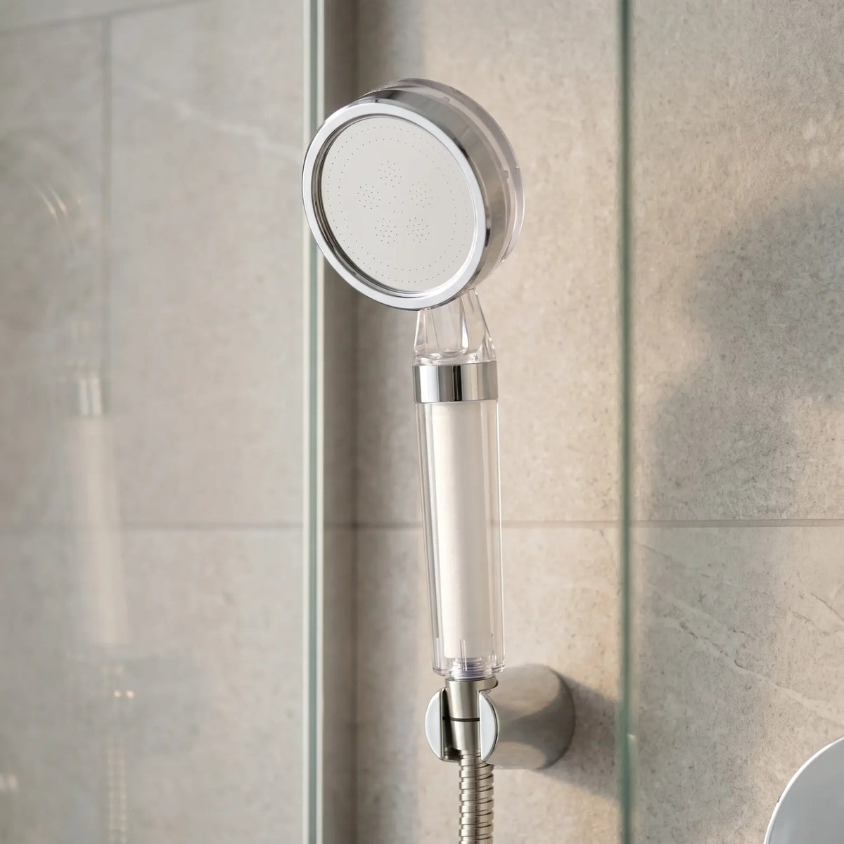 Pommeau de douche filtrant transparent monté sur un flexible de douche