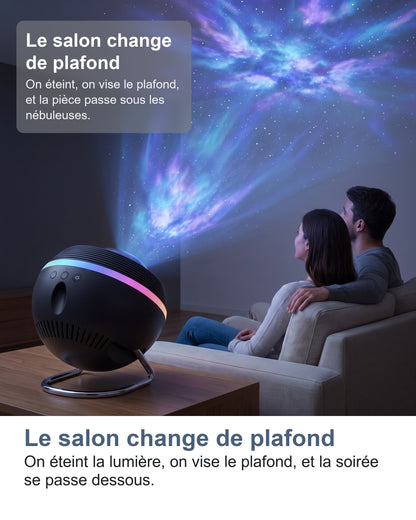 Un salon le soir, la projection étalée sur le plafond au dessus du canapé