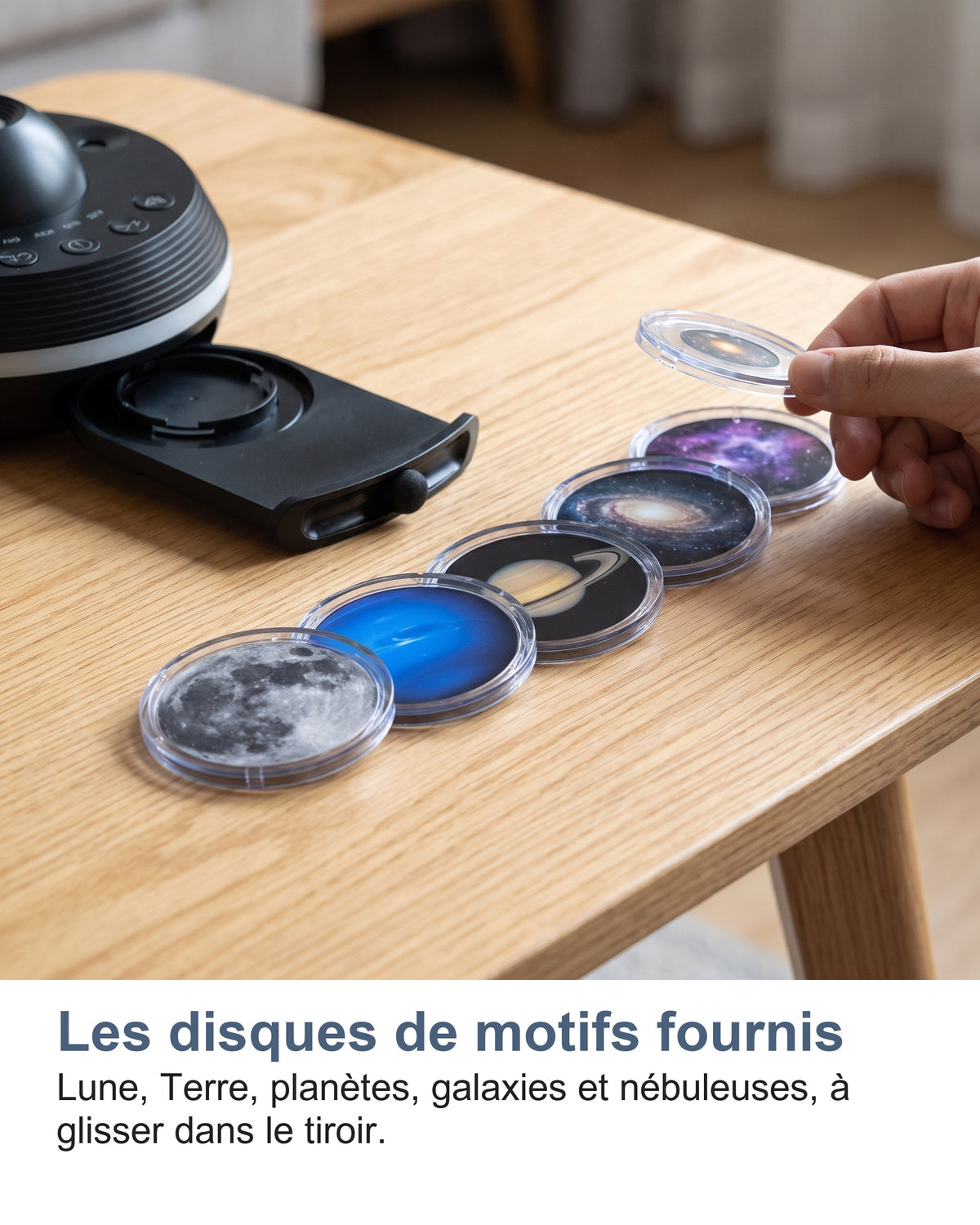 Les disques de motifs et leur tiroir posés sur une table