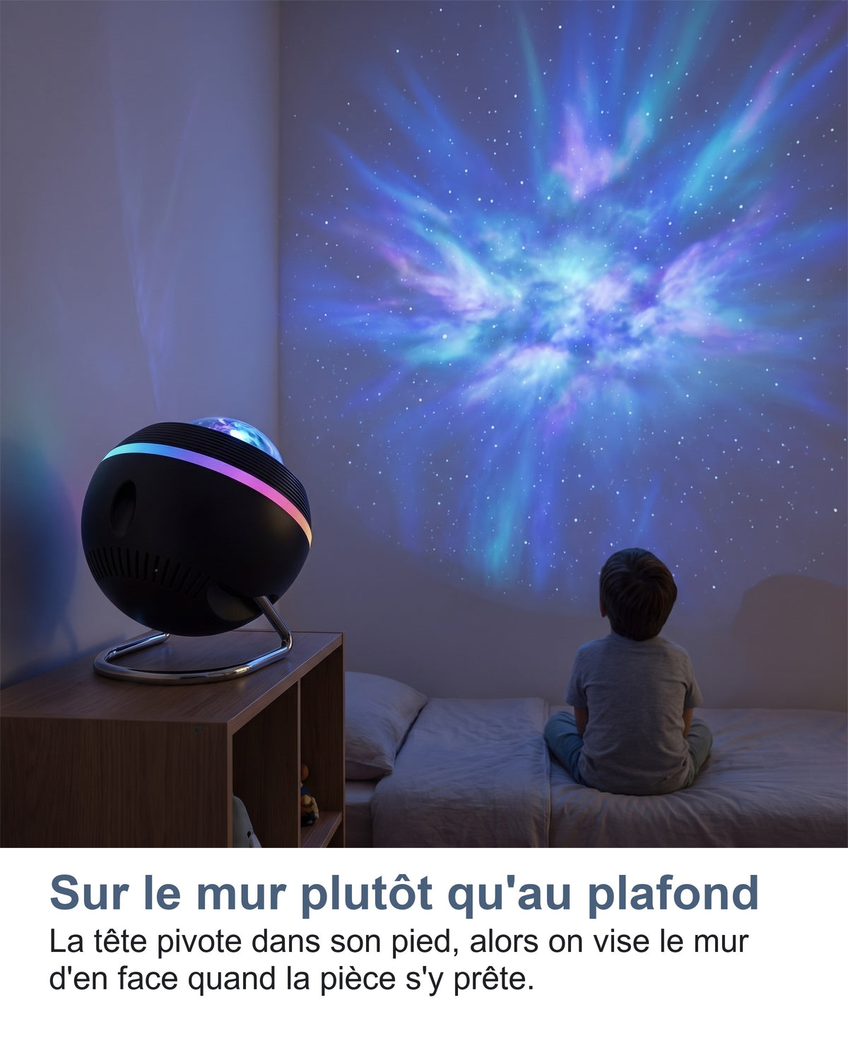 La tête pivotée vers le mur d'une chambre d'enfant, un enfant assis sur son lit