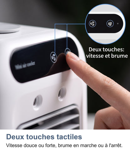 Un doigt appuie sur les touches vitesse et brume du rafraîchisseur