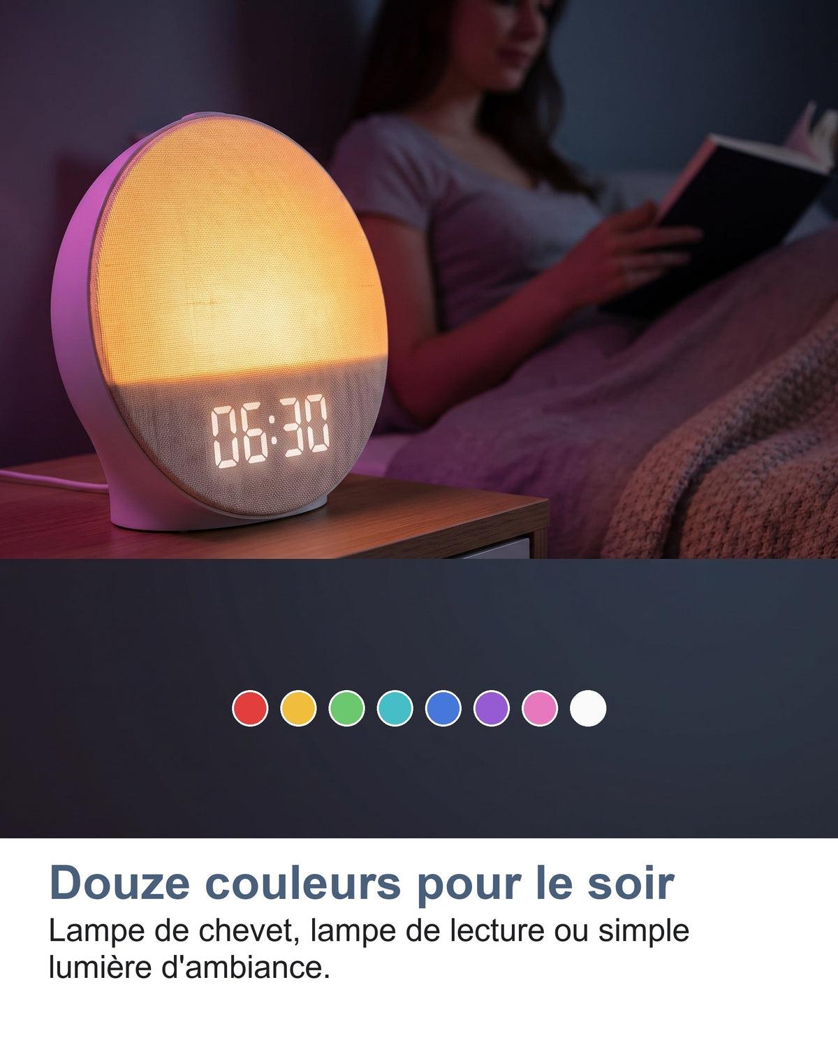 Le réveil éclaire la chambre dans une couleur d'ambiance