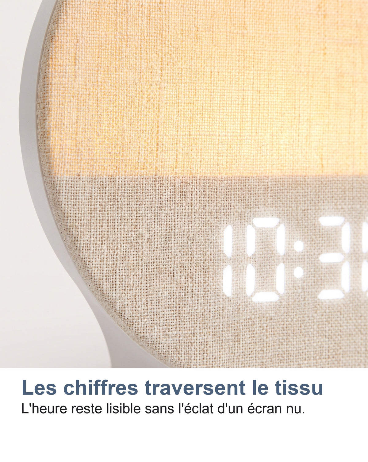Les chiffres de l'heure vus à travers le tissu du réveil