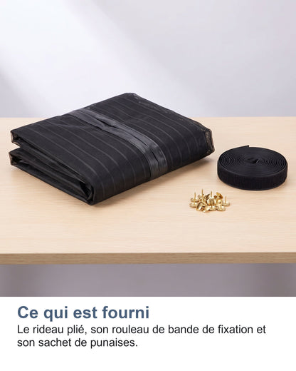 Ce qui est fourni Le rideau plié, son rouleau de bande de fixation et son sachet de punaises.