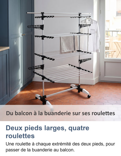 Étendoir à linge balcon sur ses quatre roulettes dans un coin buanderie