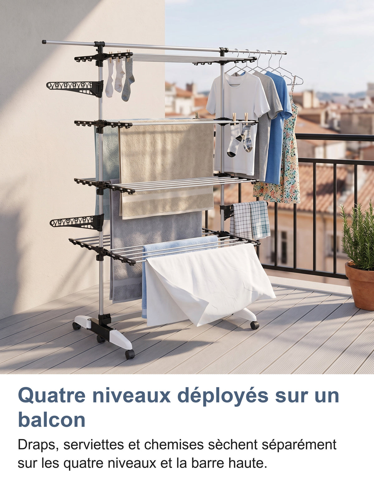 Séchoir à linge chargé de linge varié sur un balcon ensoleillé