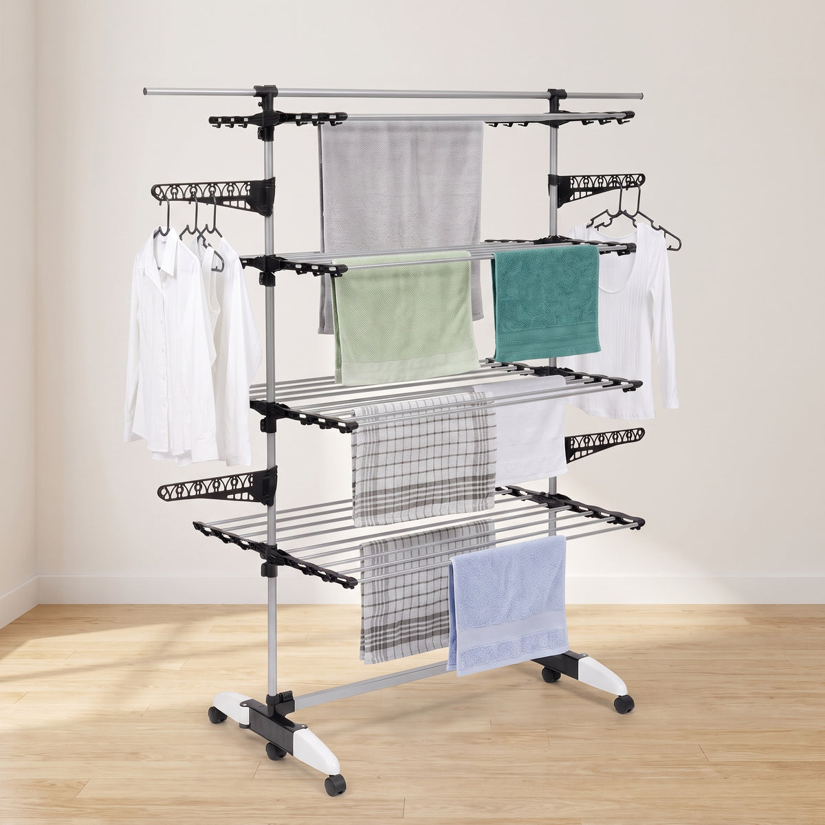 Sechoir a linge 4 niveaux charge de linge dans une piece lumineuse
