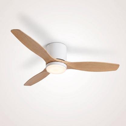 Ventilateur de plafond blanc à trois pales en bois clair et disque LED allumé, vu de trois quarts sous un plafond clair