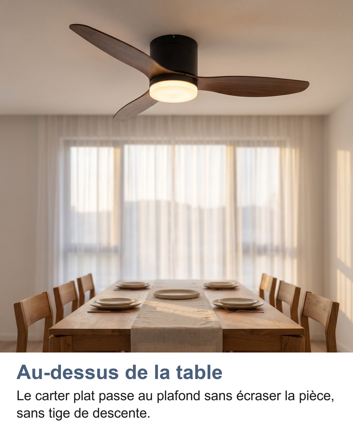 Ventilateur de plafond noir et bois allumé au-dessus d'une table de salle à manger dressée