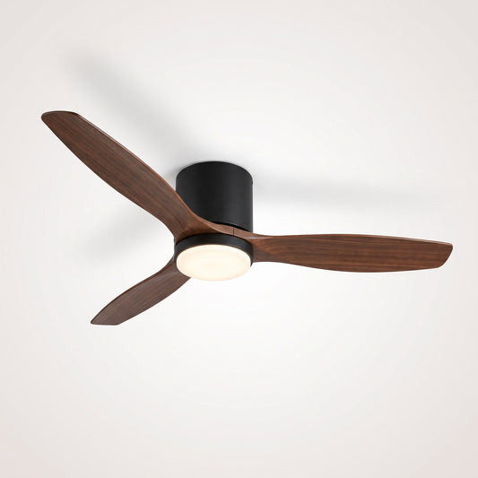 Ventilateur de plafond noir à trois pales en bois foncé et disque LED allumé, vu de trois quarts sous un plafond clair