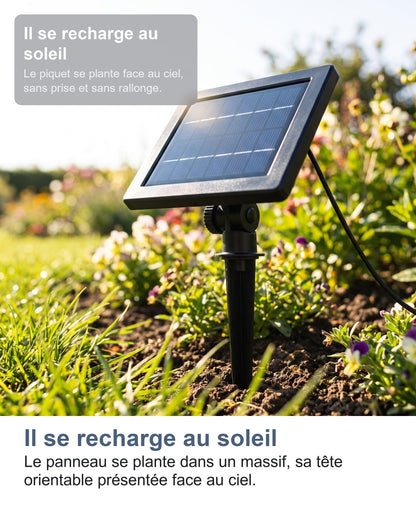 Il se recharge au soleil Le panneau se plante dans un massif, sa tête orientable présentée face au ciel.