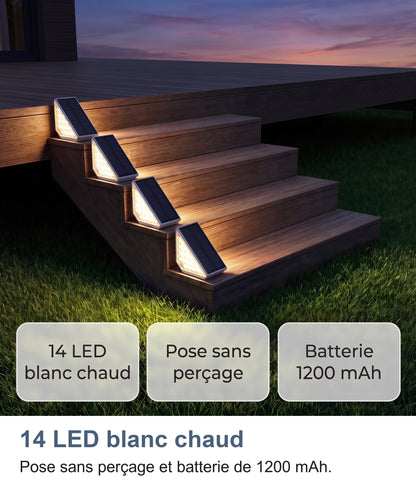 Quatre spots sur un escalier de terrasse en bois : 14 LED blanc chaud, pose sans perçage, batterie 1200 mAh