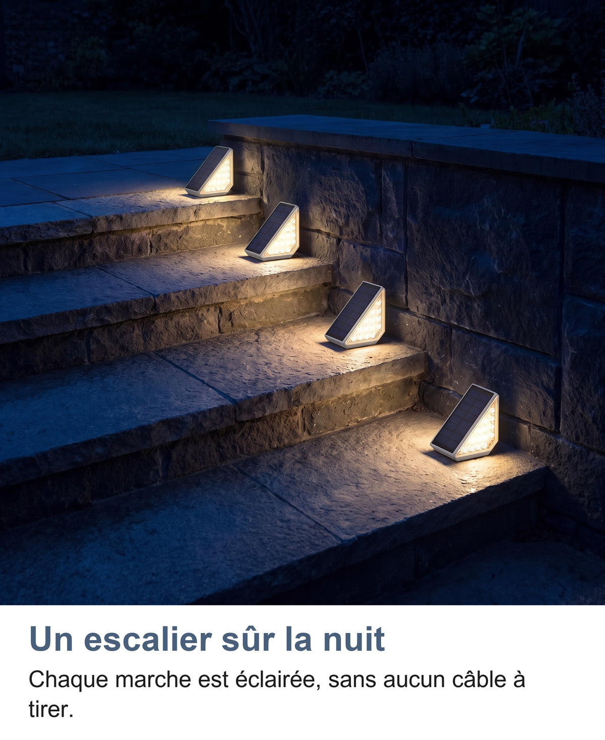 Quatre spots solaires allumés sur un escalier en pierre la nuit