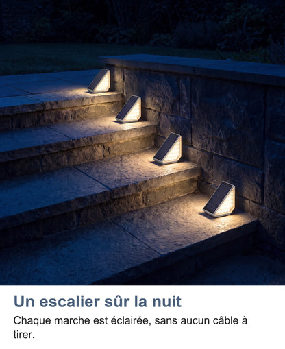 Quatre spots solaires allumés sur un escalier en pierre la nuit
