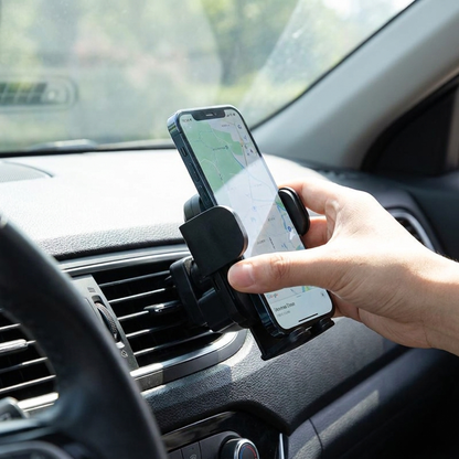 Les bras se referment seuls sur le téléphone
