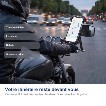 Motard en ville avec le téléphone monté sous le rétroviseur