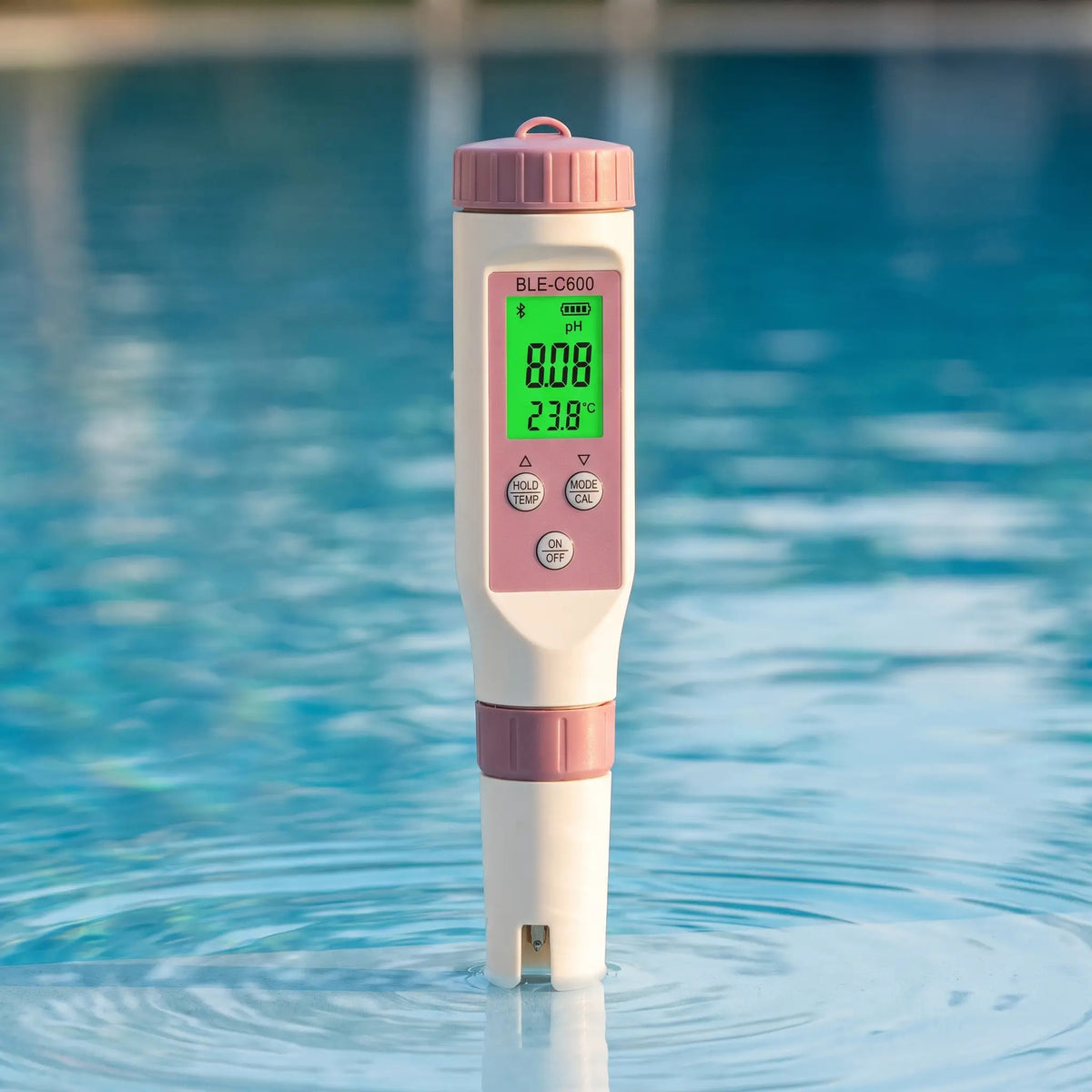 Testeur d'eau BLE-C600 rose et blanc au bord d'une piscine