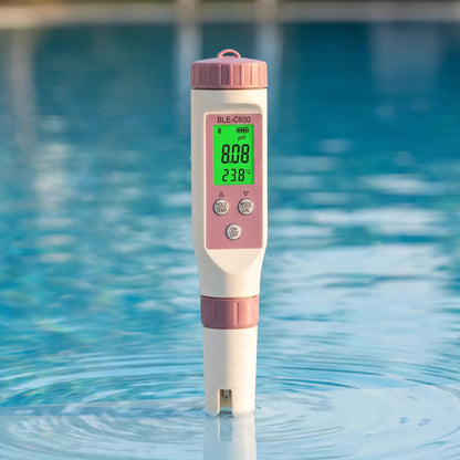 Testeur d'eau BLE-C600 rose et blanc au bord d'une piscine