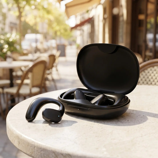 Écouteurs traducteurs à oreille libre et leur boîtier de charge ouvert