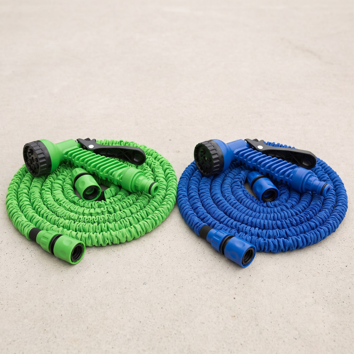 Les deux coloris côte à côte, le vert et le bleu, même scène et même angle