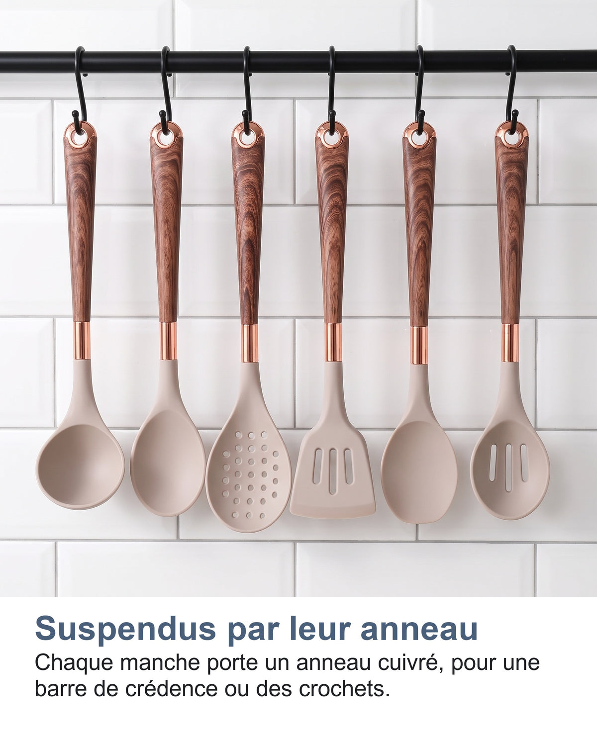 Six ustensiles suspendus à une barre de crédence par leur anneau