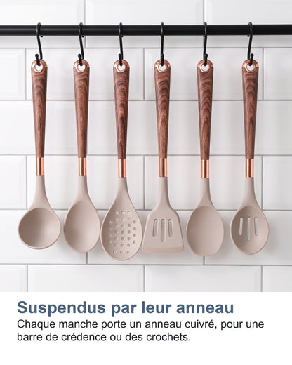 Six ustensiles suspendus à une barre de crédence par leur anneau