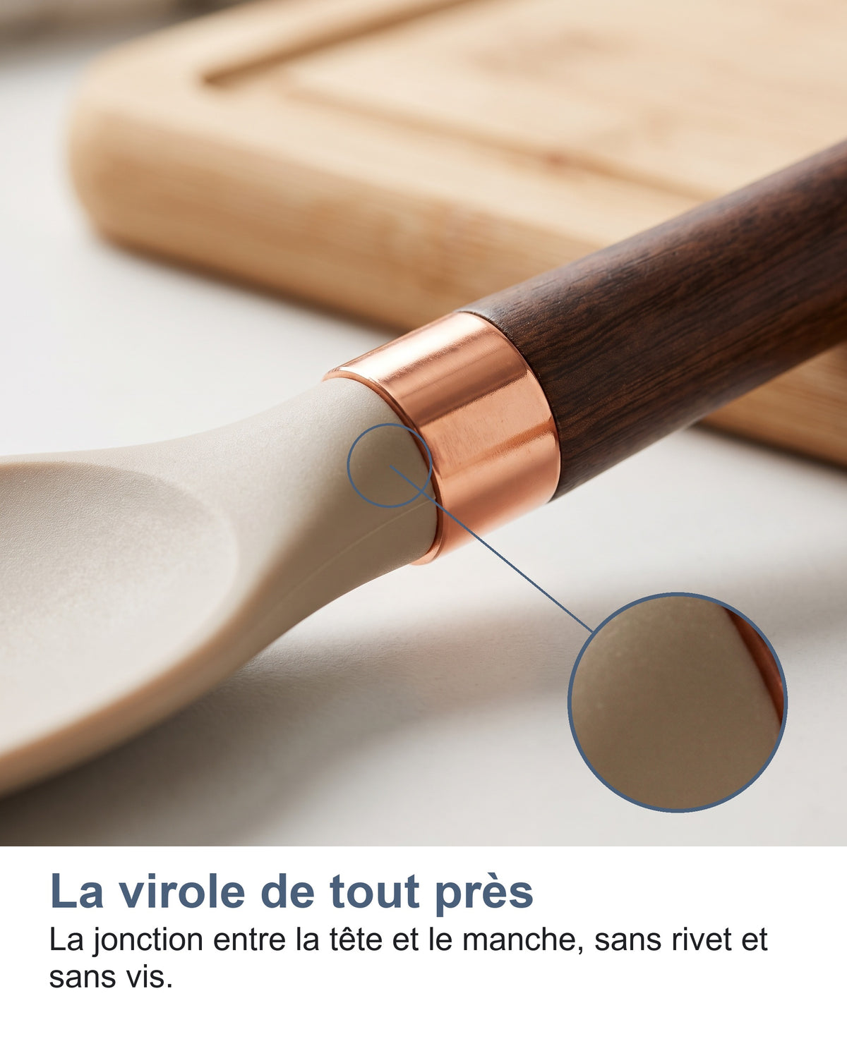 Gros plan sur la virole cuivrée entre la tête et le manche