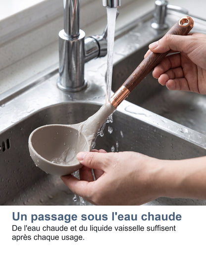 La louche rincée sous le robinet de l'évier