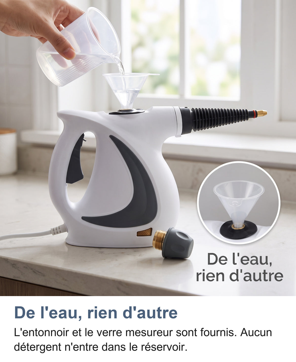 Eau versée avec l'entonnoir et le verre mesureur dans le réservoir