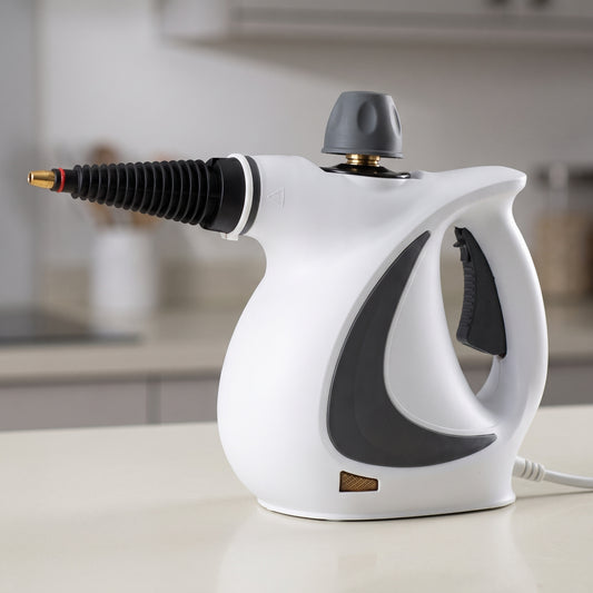 Nettoyeur vapeur à main blanc avec rallonge nervurée, posé sur un plan de travail de cuisine