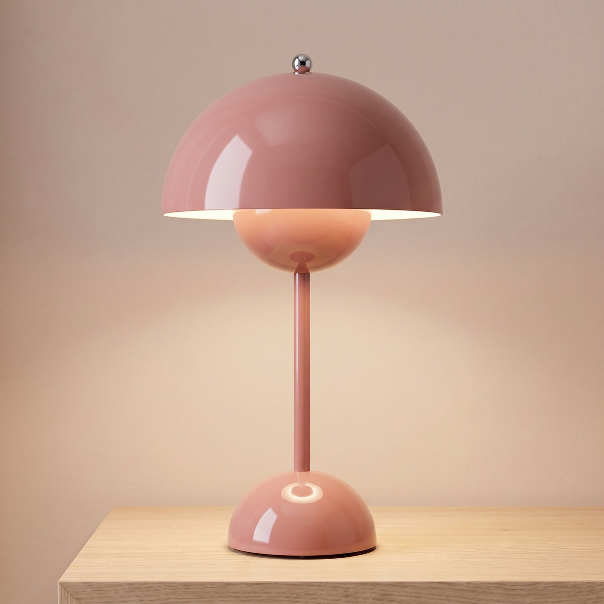 Lampe de table sans fil tactile beige rouge laquée, dôme allumé sur une table de chevet en chêne