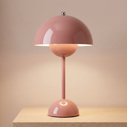 Lampe de table sans fil tactile beige rouge laquée, dôme allumé sur une table de chevet en chêne