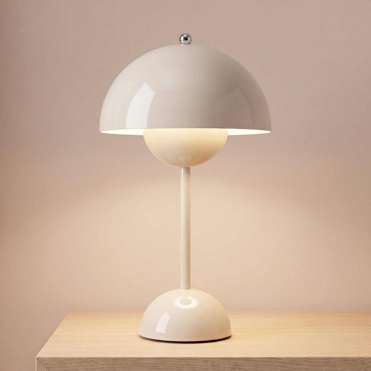 Lampe de table sans fil tactile blanche laquée, dôme allumé sur une table de chevet en chêne