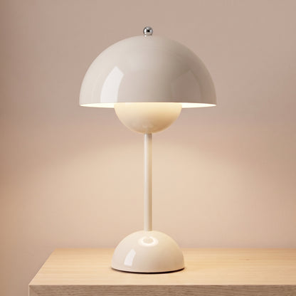 Lampe de table sans fil tactile blanche laquée, dôme allumé sur une table de chevet en chêne