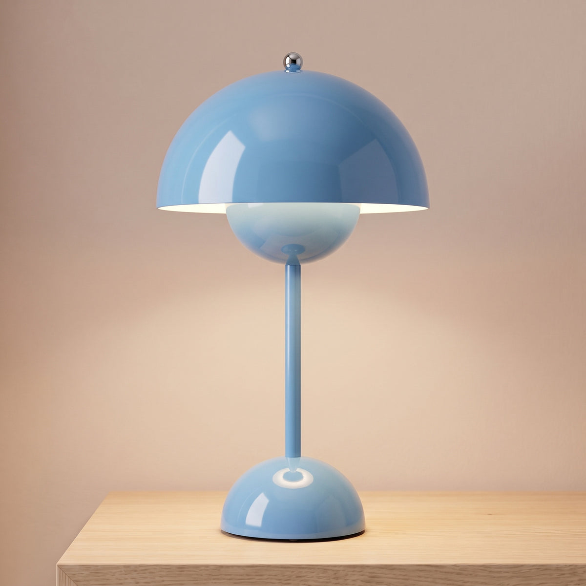Lampe de table sans fil tactile bleu clair laquée, dôme allumé sur une table de chevet en chêne