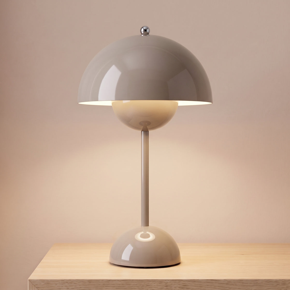 Lampe de table sans fil tactile grise laquée, dôme allumé sur une table de chevet en chêne